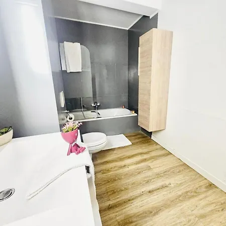 Chic 2br Easy Access To The Train Station-2b *