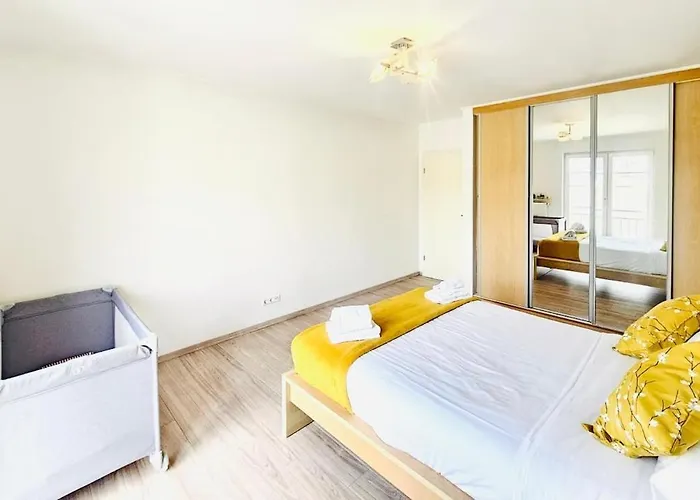 Chic 2br Easy Access To The Train Station-2b 公寓 *